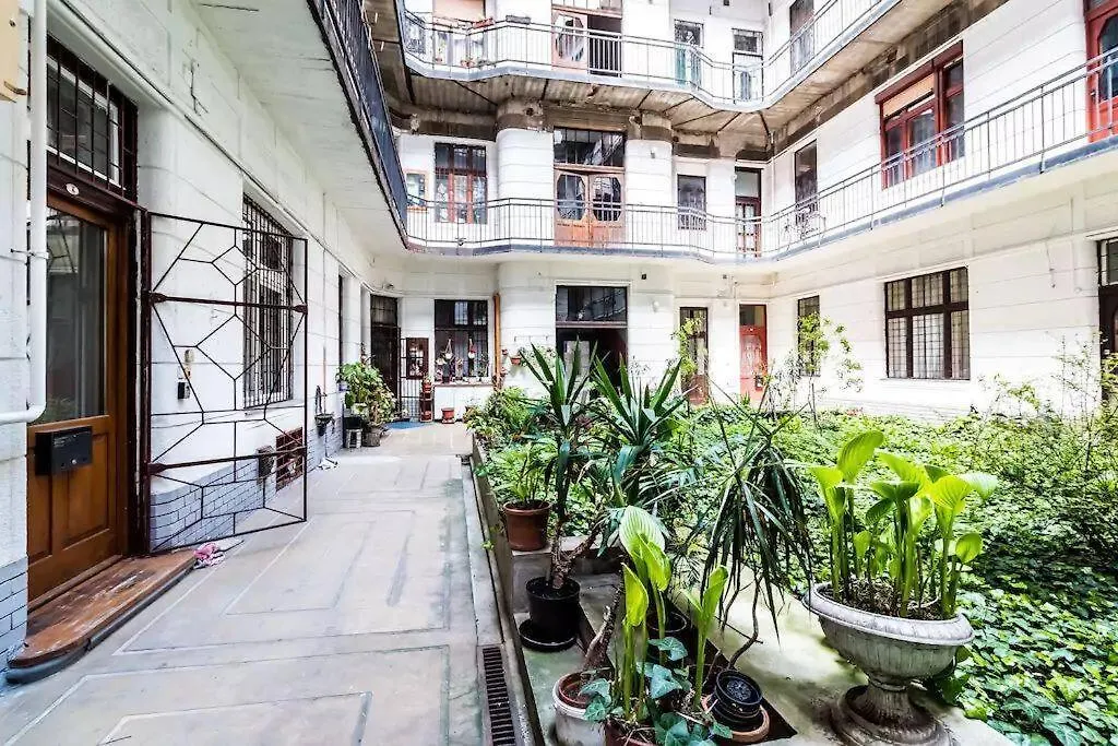 Quiet Apartment Just 10 Minutes From The Center Budapest