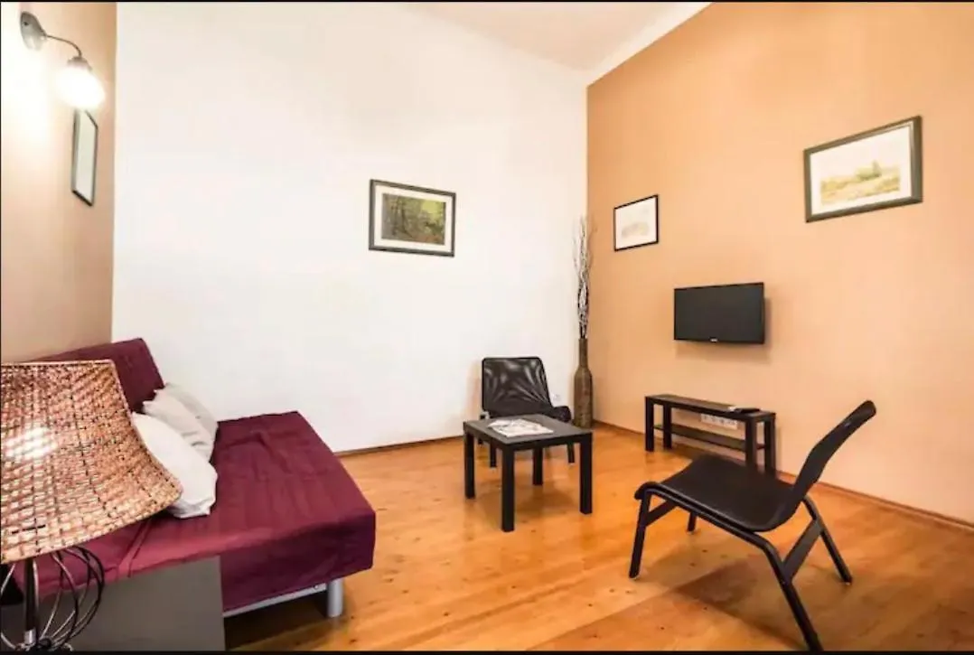 Quiet Apartment Just 10 Minutes From The Center contacts